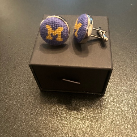 Needlepoint cufflinks - University of Michigan - Picture 4 of 4